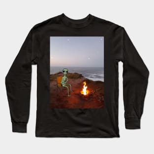 Alien enjoying a fire Long Sleeve T-Shirt